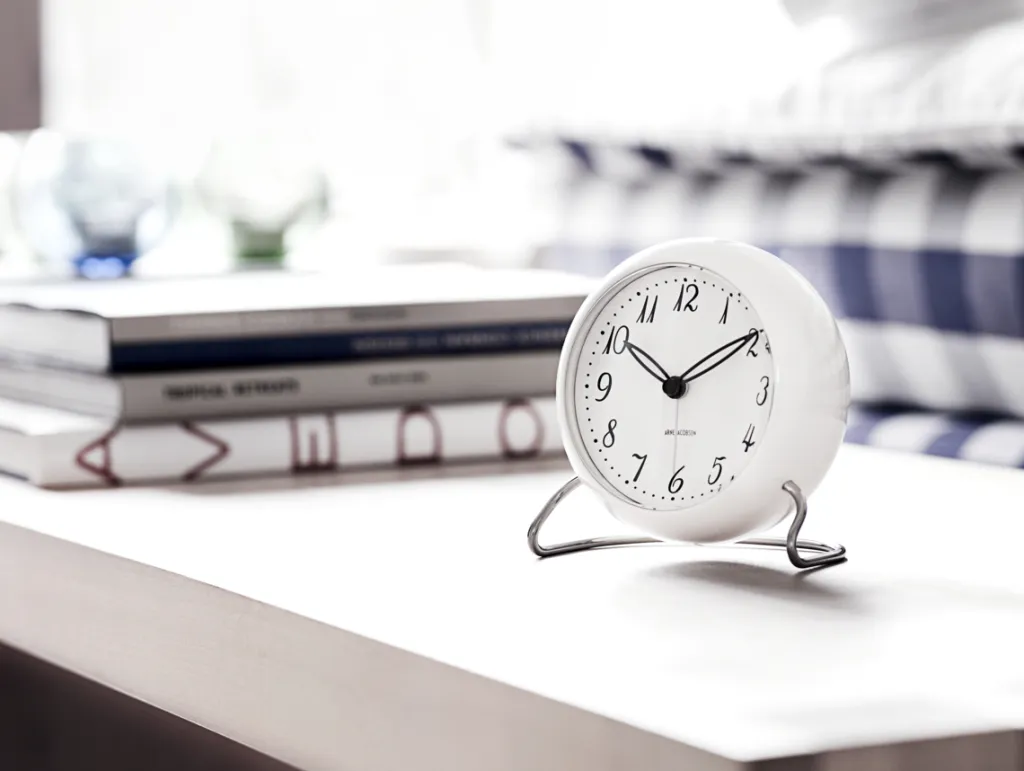 Arne Jacobsen Ure Og Vejrstationer > LK Bordur m. Alarm ?11 cm, Hvid/Sort
