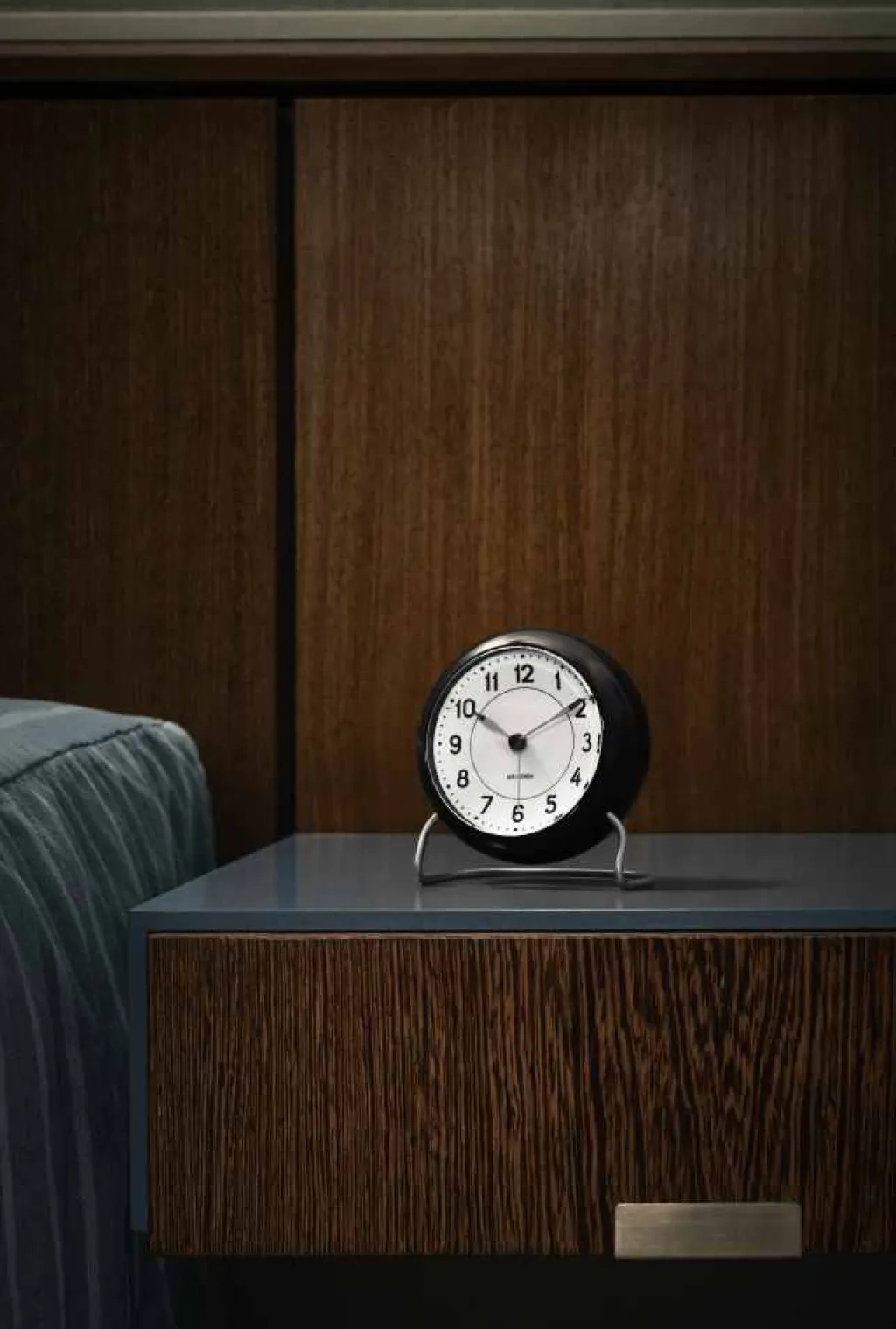 Arne Jacobsen Ure Og Vejrstationer > Roman Bordur m. Alarm ?11 cm, Sort/Hvid