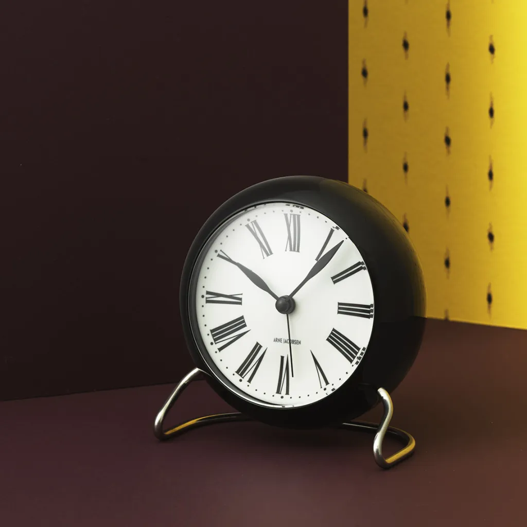 Arne Jacobsen Ure Og Vejrstationer > Roman Bordur m. Alarm ?11 cm, Sort/Hvid