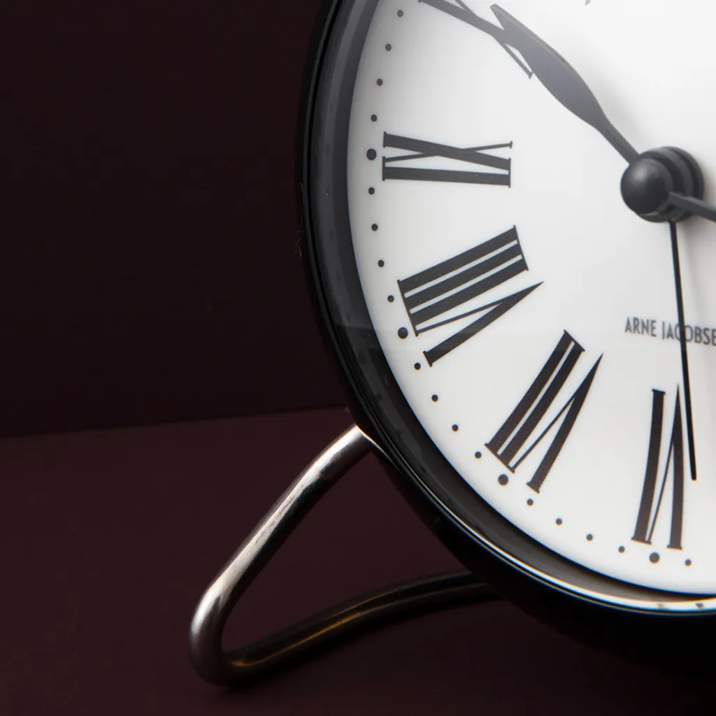Arne Jacobsen Ure Og Vejrstationer > Roman Bordur m. Alarm ?11 cm, Sort/Hvid