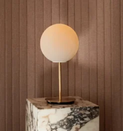Audo Copenhagen Lamper Til Kontoret|Lamper Til Soveværelset > TR Bulb Bordlampe H41 cm, Mat Opal/Messing