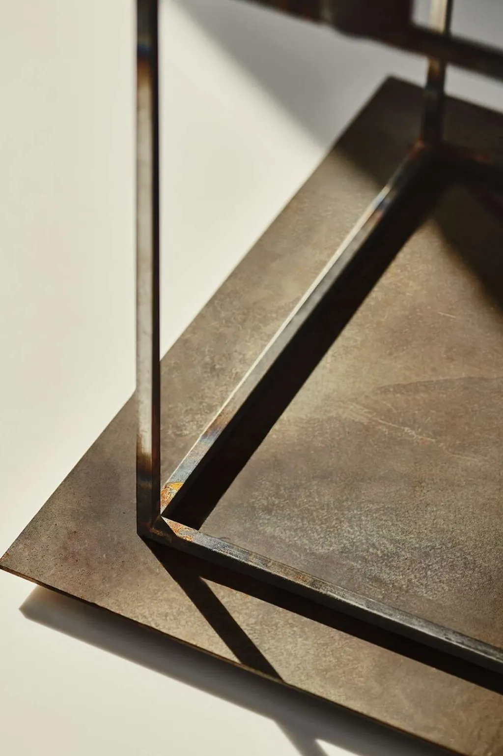 Hot Kubus 8 Lysestage H30 cm, Raw Steel Lysestager