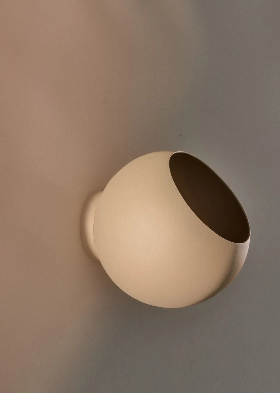 Hot AYTM GLOBE Urtepotte Væghængt H, Taupe