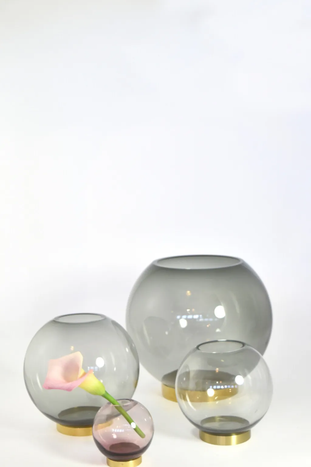 AYTM Stue|Vaser > GLOBE Vase m. Fod H,