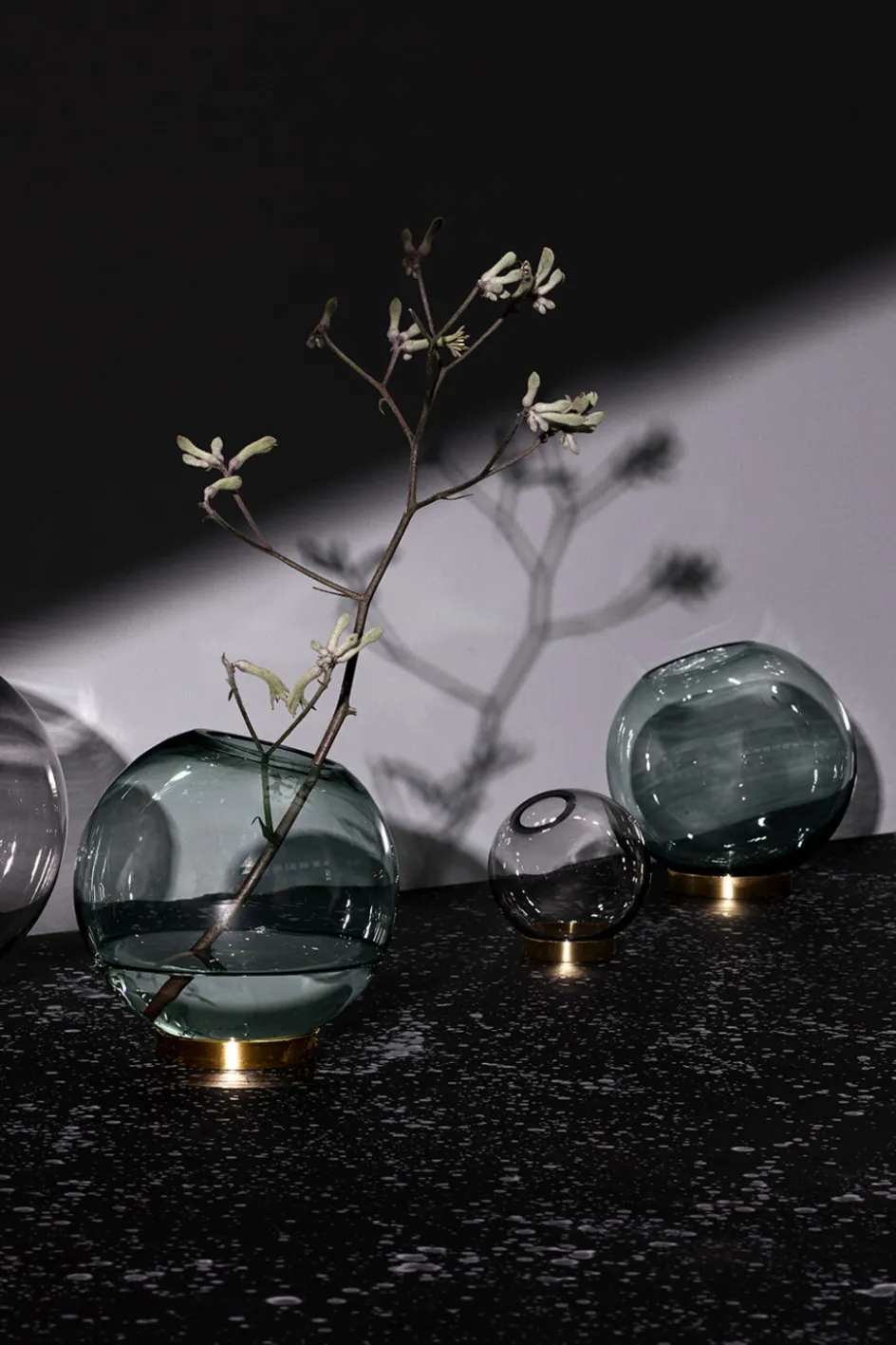 Discount AYTM GLOBE Vase m. Fod H17 cm, Forest/Guld