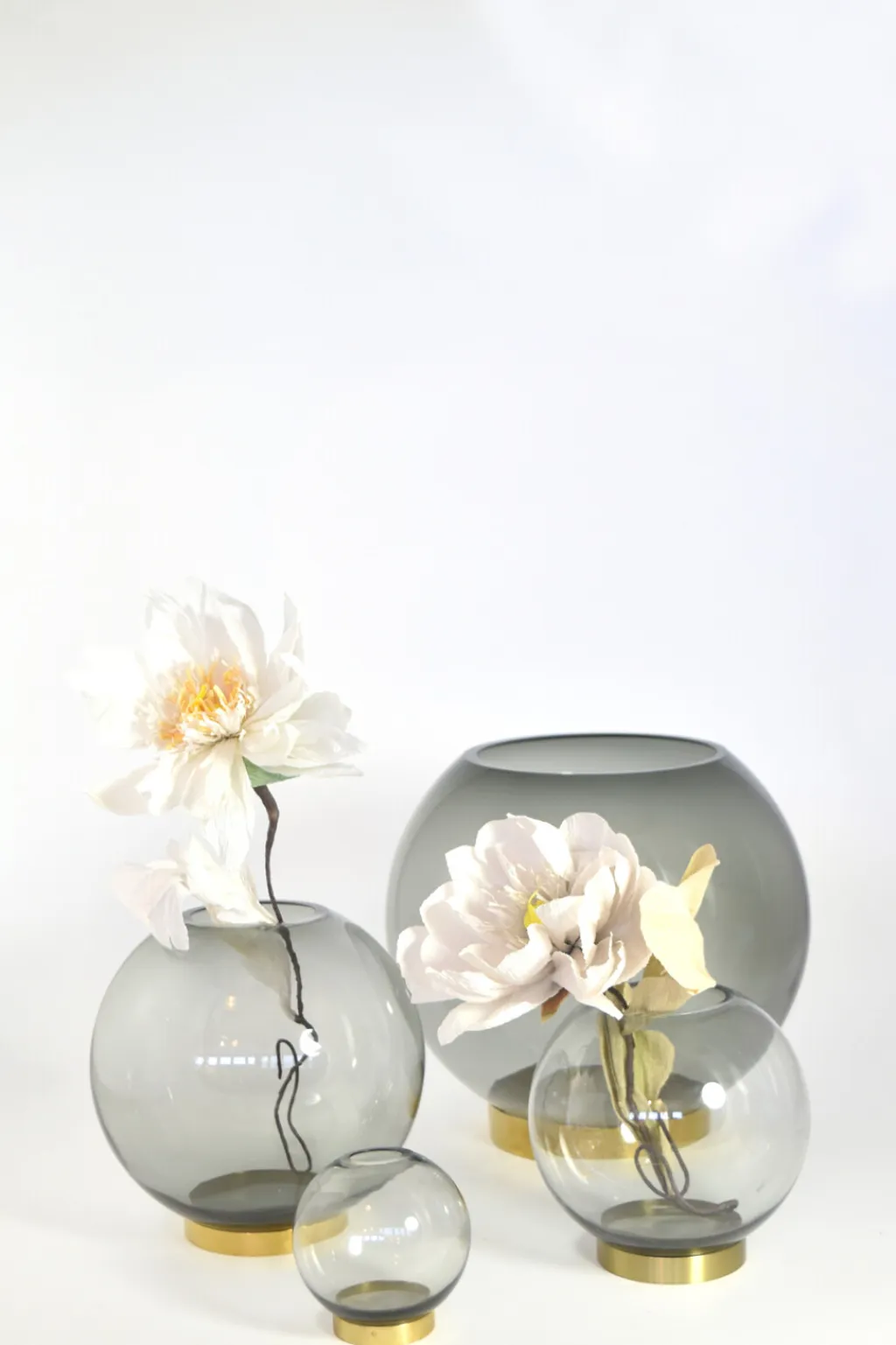 AYTM Stue|Vaser > GLOBE Vase m. Fod H,