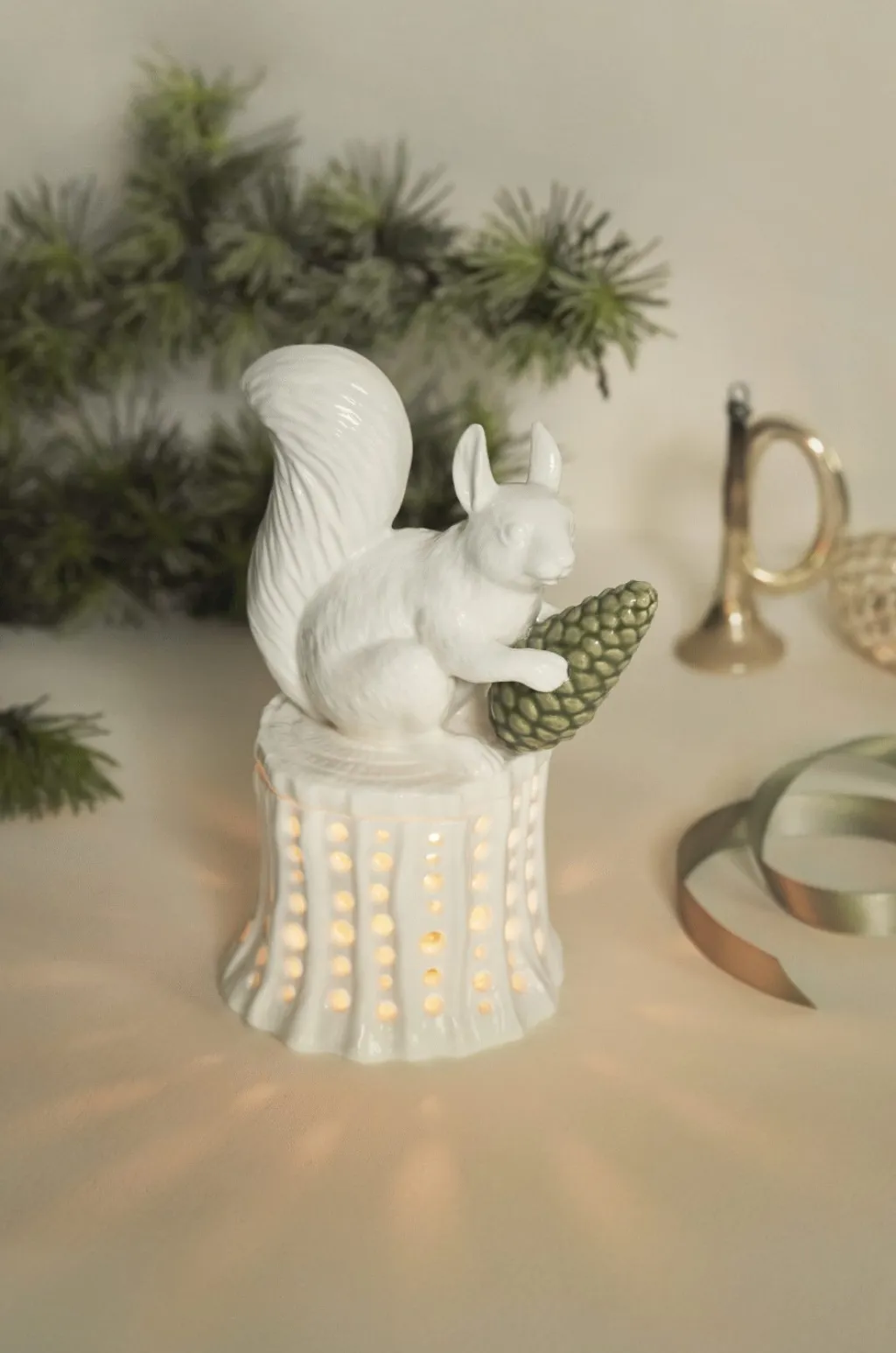 Best Nordic Design Winter Stories Fyrfadsstage H15,8 cm, Egern på Træstub Julelys|Fyrfadsstager