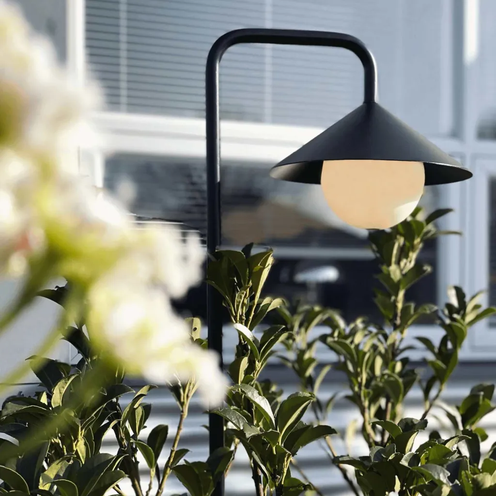 Dyberg Larsen Lamper Til Haven Og Terrassen|Bedlamper Og Havelamper > Nova Udendørs Havespyd/Lyskugle LED m. Fjernbetjening H80 cm, Sort