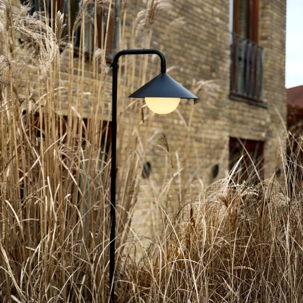 Dyberg Larsen Lamper Til Haven Og Terrassen|Bedlamper Og Havelamper > Nova Udendørs Havespyd/Lyskugle LED m. Fjernbetjening H80 cm, Sort