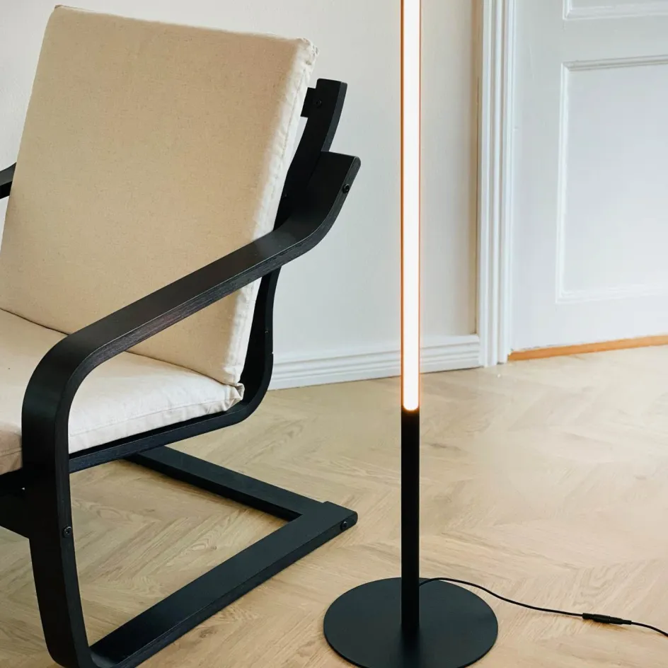 Dyberg Larsen Vagner Gulvlampe LED H150 cm, Sort