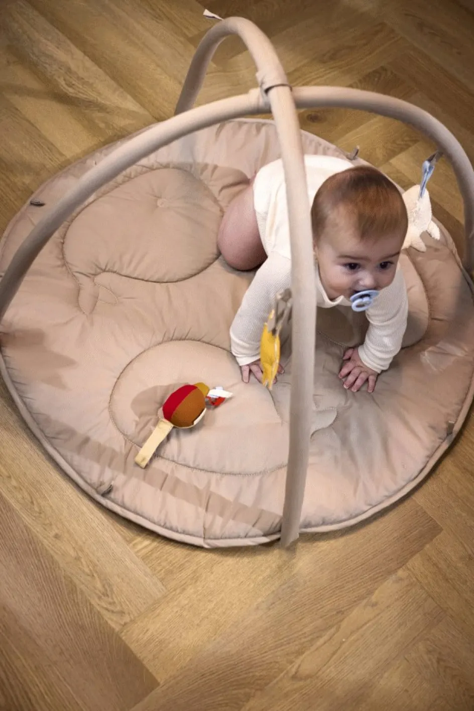 Clearance FILIBABBA Fjord Aktivitetstæppe m. Aktivitslegetøj Ø90 cm, Beige