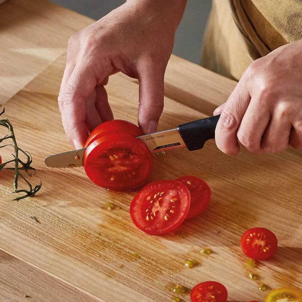 Fiskars Urteknive Og Grøntsagsknive > Hard Edge Tomatkniv 23 cm