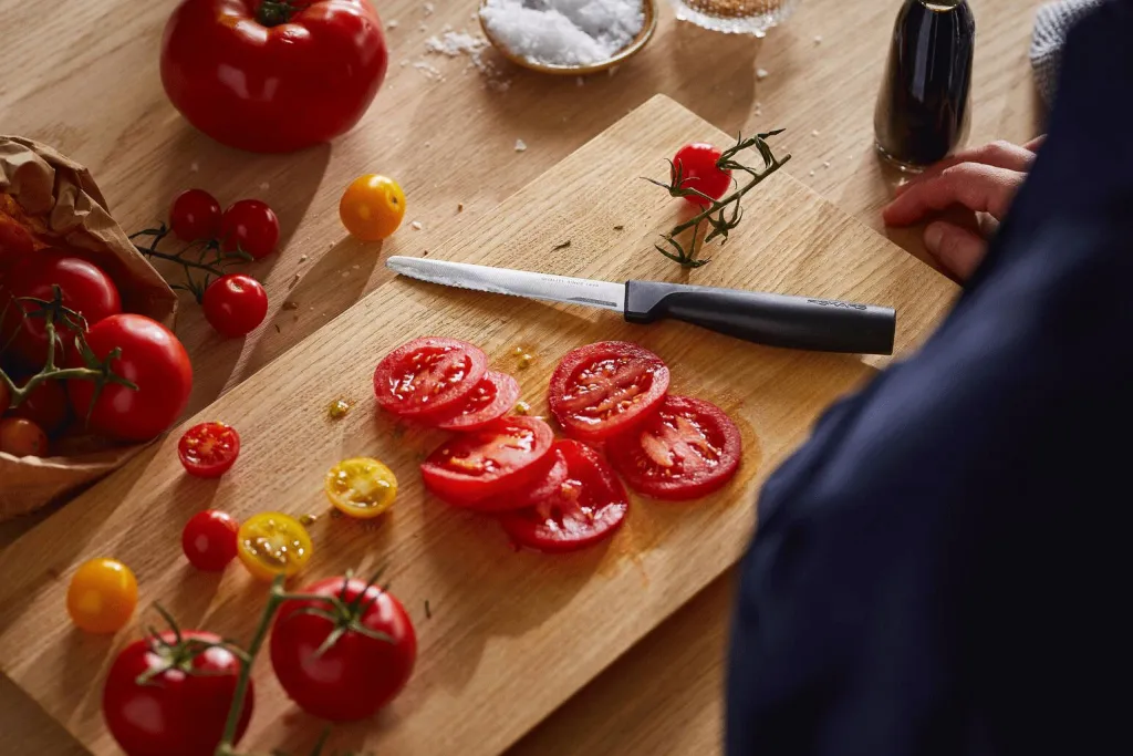 Fiskars Urteknive Og Grøntsagsknive > Hard Edge Tomatkniv 23 cm