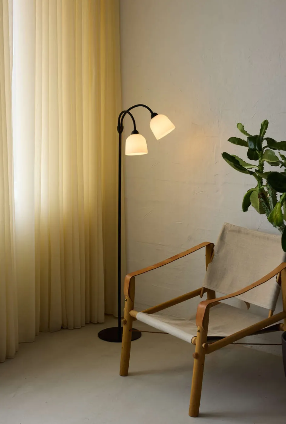 New Halo Design Glow Gulvlampe 2 Arme H130 cm, Sort/Opal