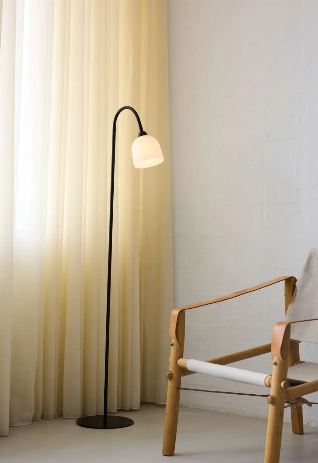 Glow Gulvlampe H130 cm, Sort/Opal Gulvlamper