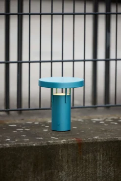 Best Hübsch BringMe Trådløs Bordlampe LED H20 cm, Metallic Turquoise