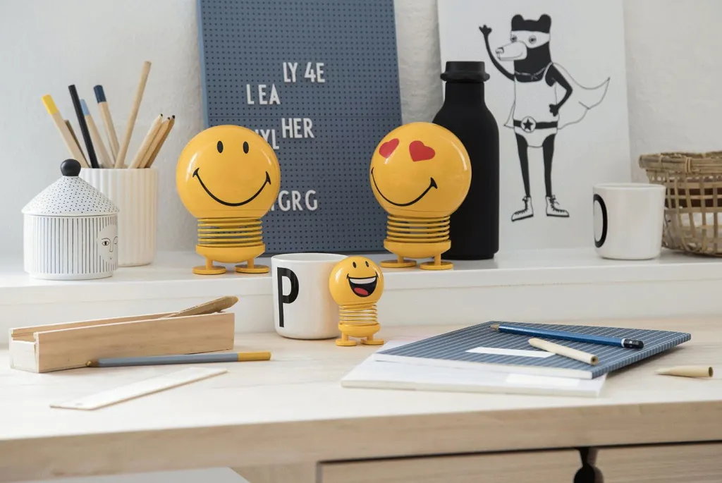 Hoptimist Stue|Træfigurer Og Figurer > Smiley Joy S, Gul