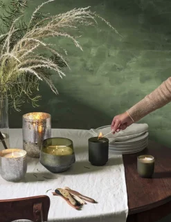 ILLUME Duftlys > Duftlys Ø9/H10,7 cm, Balsam & Cedar