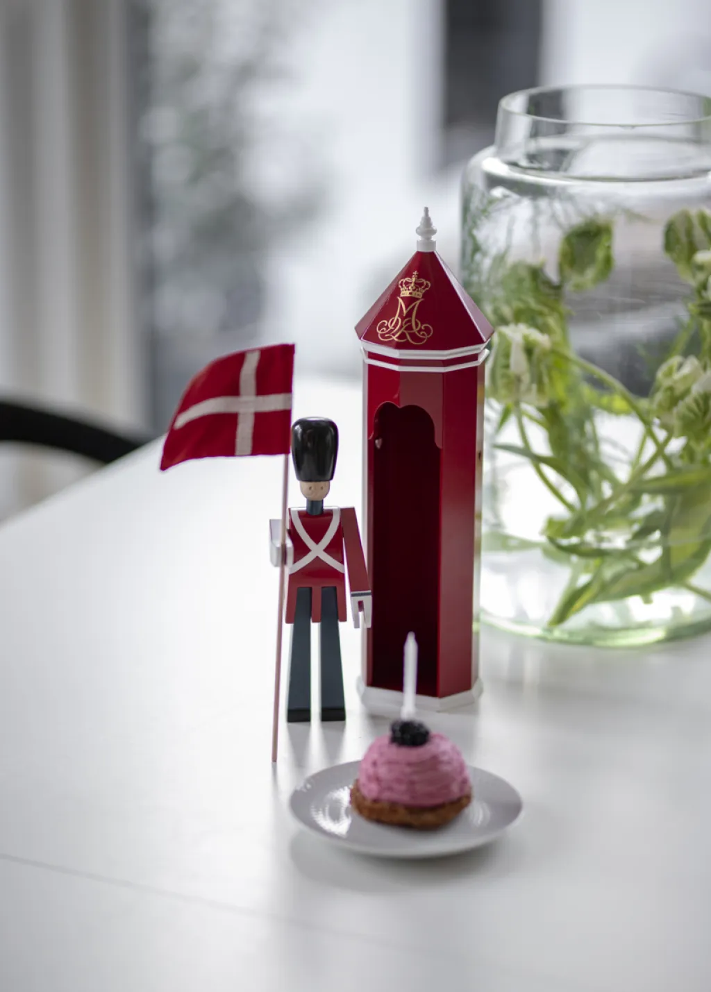 Kay Bojesen Denmark Stue|Træfigurer Og Figurer > Kay Bojesen Fanebærer , Malet Bøgetræ