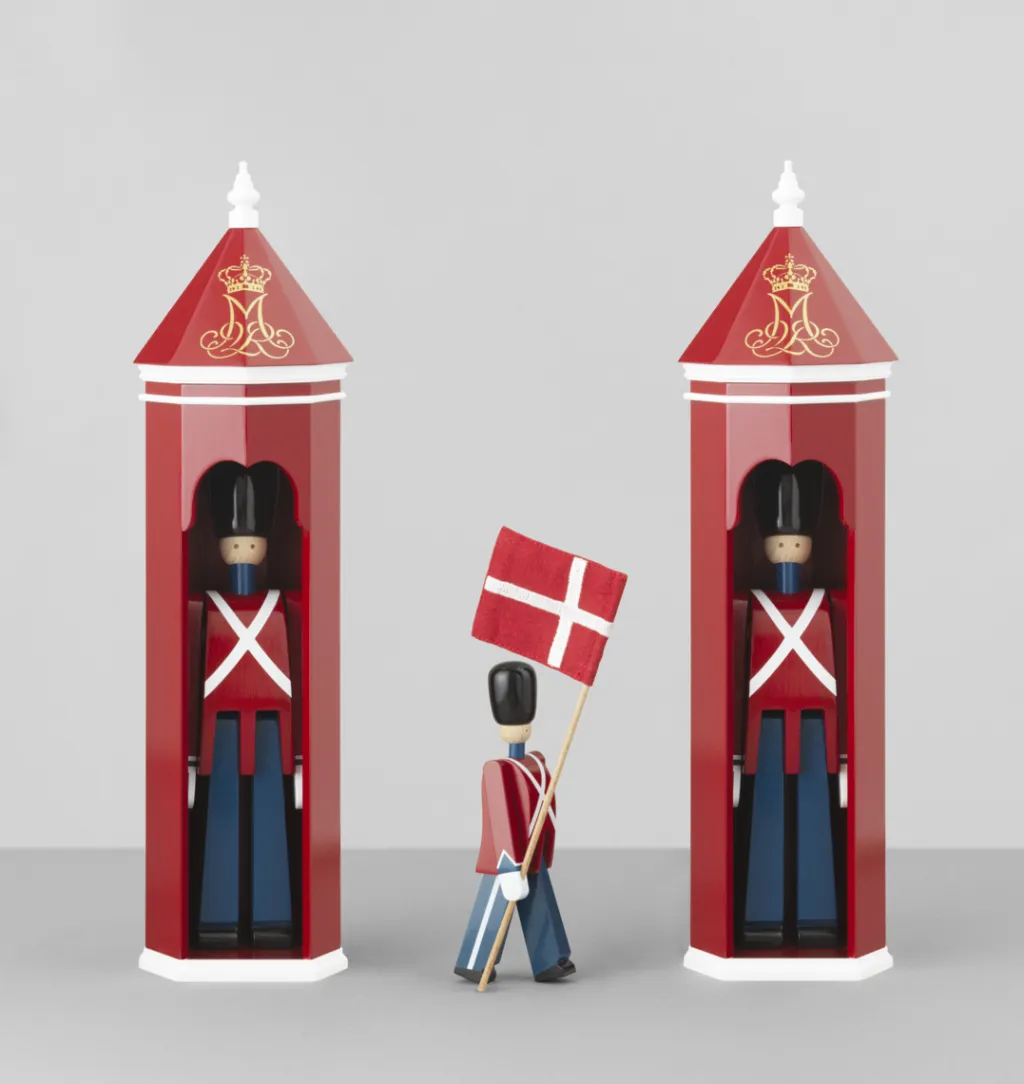 Kay Bojesen Denmark Stue|Træfigurer Og Figurer > Kay Bojesen Fanebærer , Malet Bøgetræ