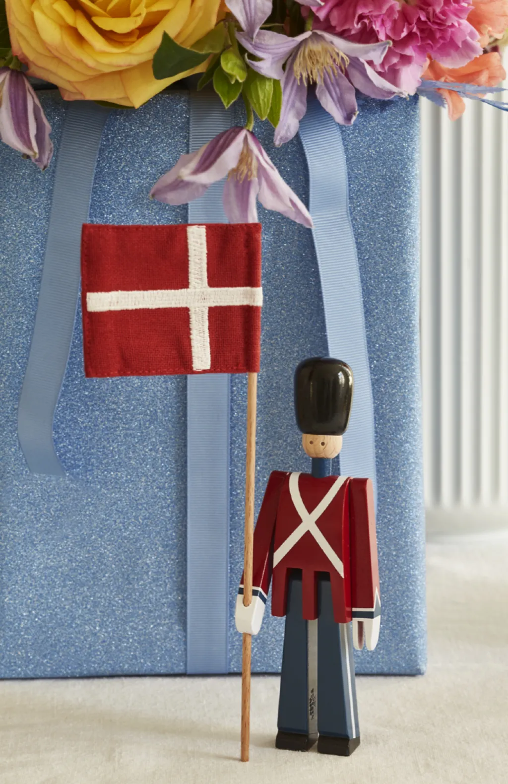 Kay Bojesen Denmark Stue|Træfigurer Og Figurer > Kay Bojesen Fanebærer , Malet Bøgetræ