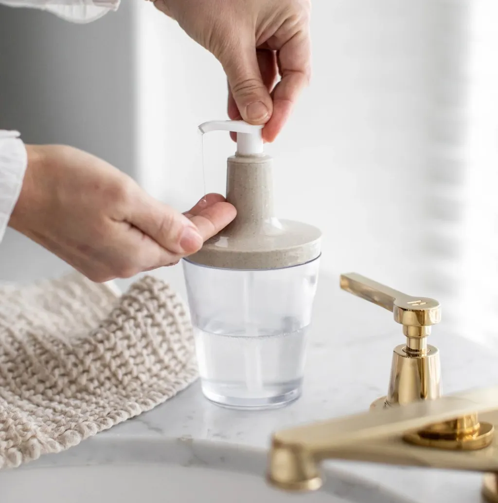 Koziol Badeværelse > FLOW Recycled Sæbedispenser,