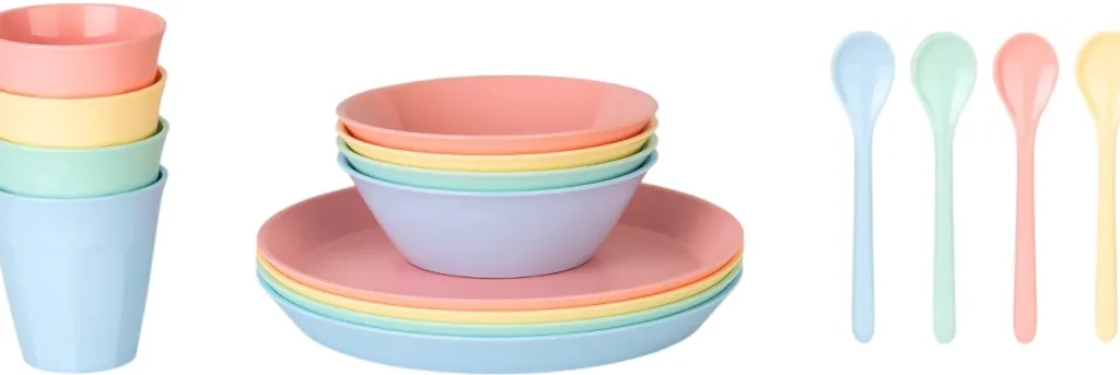 Clearance NORA MACARONS Stel 16 Dele, Sweet Blue/Grøn/Pink/Gul Børn Børnespisesæt