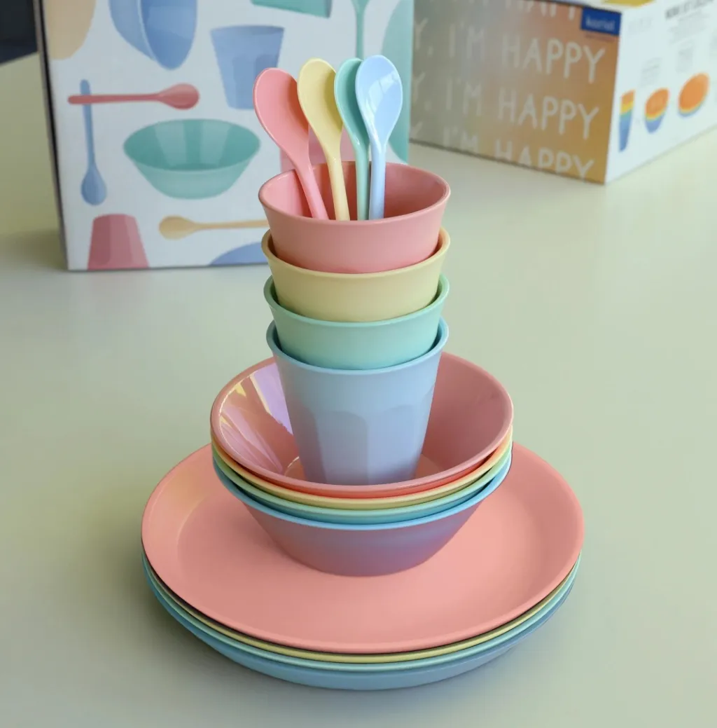 Clearance NORA MACARONS Stel 16 Dele, Sweet Blue/Grøn/Pink/Gul Børn Børnespisesæt