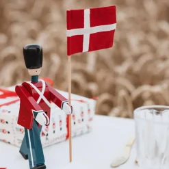 Best Flag på Træstang 30 cm, Orlogsrød Træfigurer Og Figurer