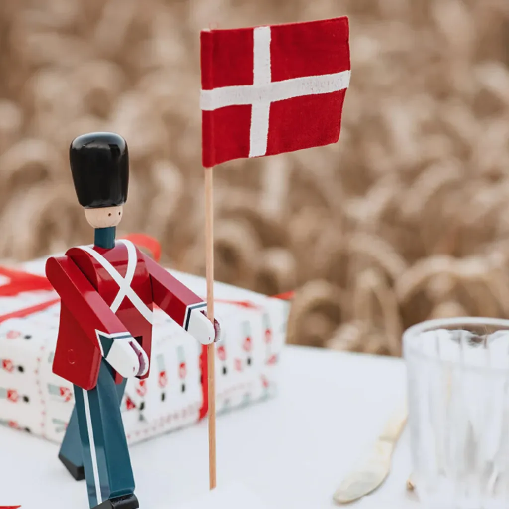 Best Flag på Træstang 30 cm, Orlogsrød Træfigurer Og Figurer