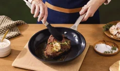 Outlet Le Creuset Essential Stegepande m. Keramisk Non-stick Belægning , Black
