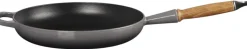 Online Le Creuset Signature Støbejernspande m. Træhåndtag 28 cm, Flint