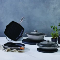 Online Le Creuset Signature Støbejernspande m. Træhåndtag 28 cm, Flint