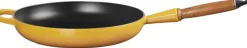 Outlet Le Creuset Signature Støbejernspande m. Træhåndtag 28 cm, Nectar