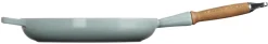 Clearance Le Creuset Signature Støbejernspande m. Træhåndtag 28 cm, Sea Salt