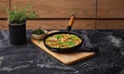 Le Creuset Pander ><noscript><img data-lazyloaded=