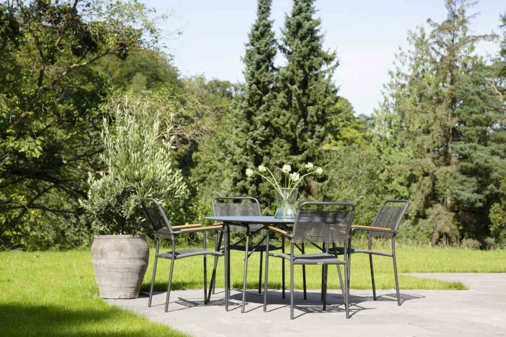 Mandalay Havemøbler|Uderum > Pure Havemøbelsæt m. 4 Verona Stole m. Teak Armlæn Ø120 cm, Antracit