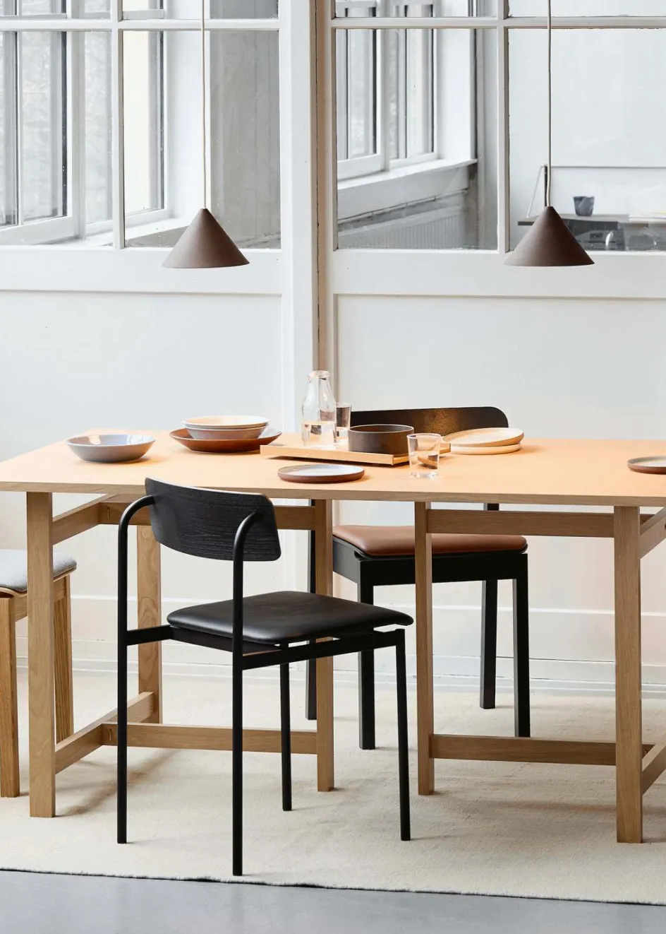 Outlet MOEBE Offset Stol H76,5 cm, Sort Ask/Sort Læder