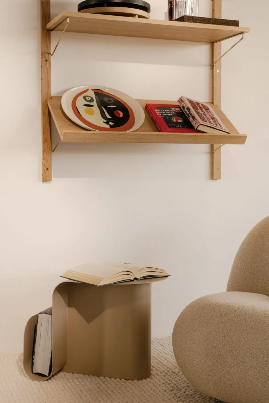 Sale Novoform Yomu Magasinholder Bord 50 cm, Desert Sand