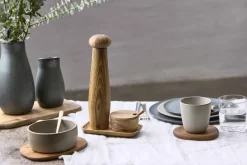Hot RAW Keramisk Peberkværn og Saltkar m. Bakke, Teak