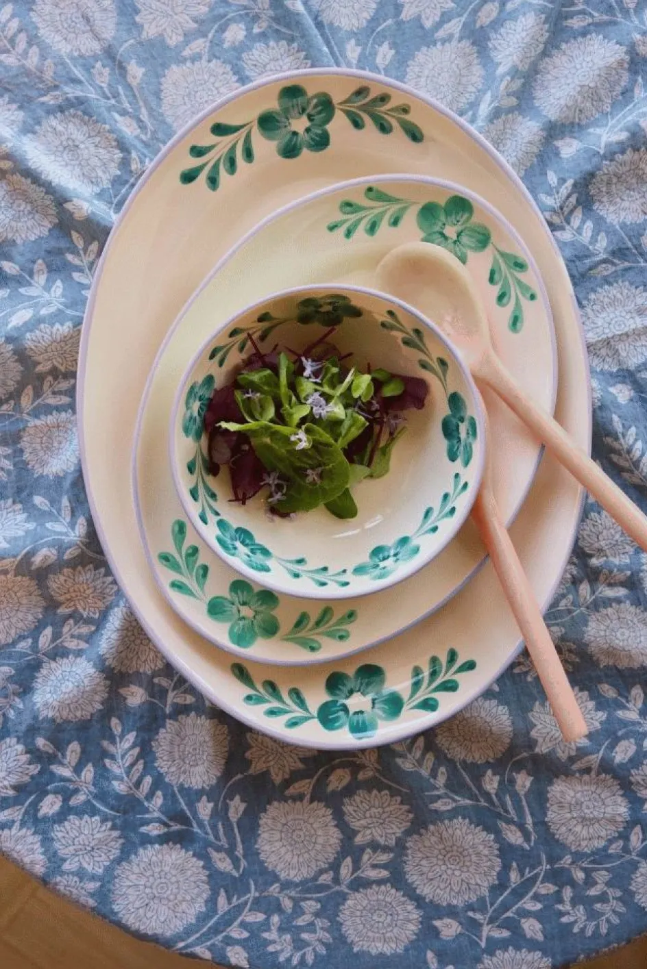 RICE Hand-Painted Serveringsfad , Green Flower Vine