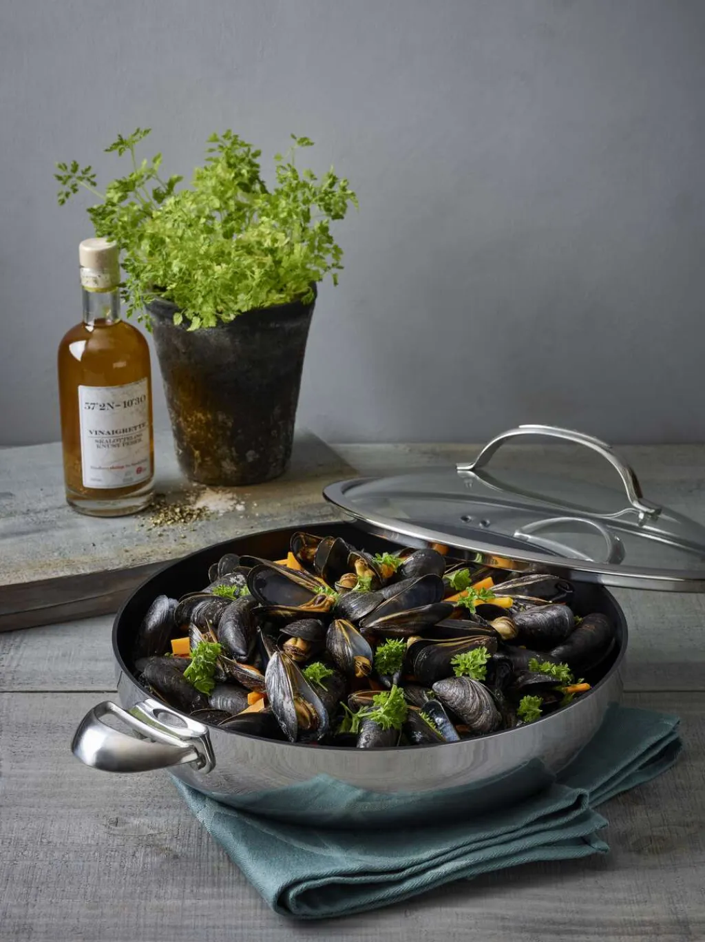 Scanpan Pander > HaptIQ Chefpandem. Non-stick Belægningog Låg 32 cm/4,8 L