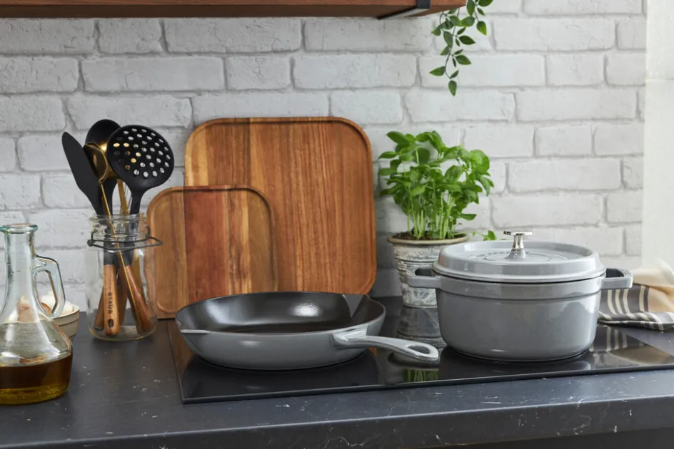 Staub Støbejernspande m. Hældetud 26 cm