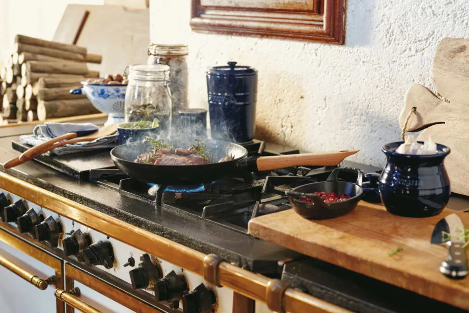 Online Staub Stegepande m. Træhåndtag 26 cm