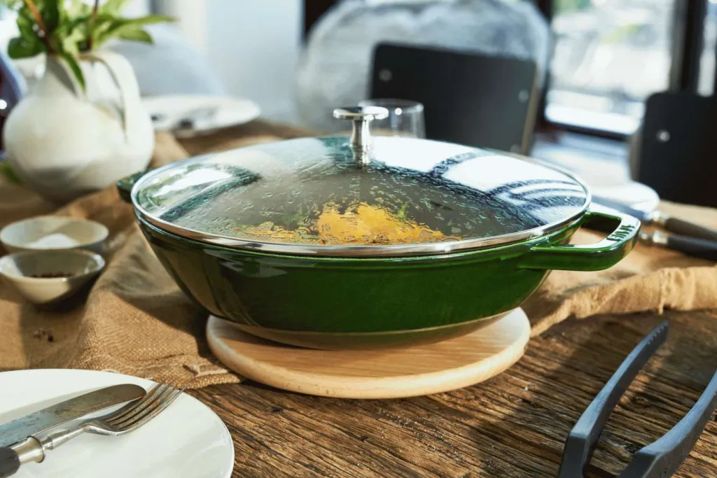 Staub Pander > Wok m. Glaslåg 30 cm, Basilikum