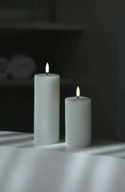 Online Bloklys m. Riller LED ?5,8xH15 cm, Stearinlys|Led Stearinlys